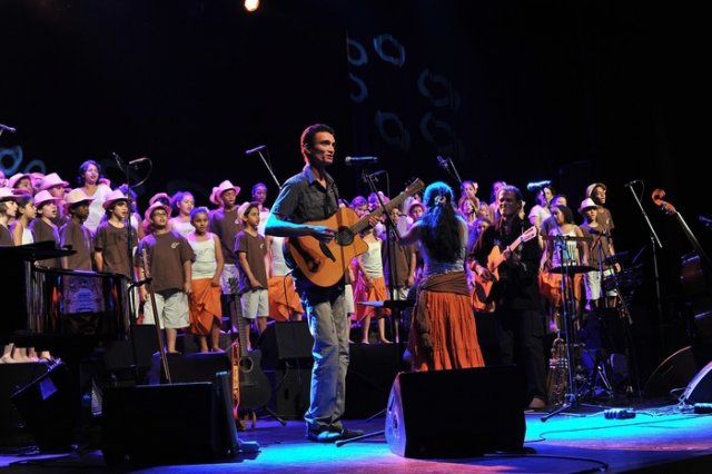 Juin 2013 Hommage a Luc DONAT dans le théâtre du même nom avec Meddy GERVILLE, IZA, Les PAT' JAUNES et des chorales du Sud de la Réunion